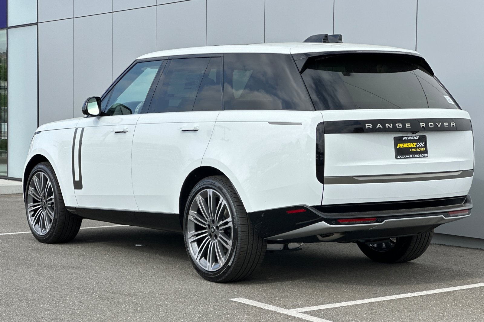 2025 Land Rover Range Rover SE photo 3