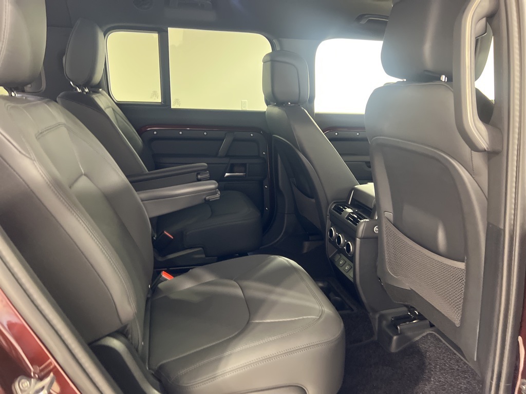 2025 Land Rover Defender 130 X-Dynamic SE photo 27