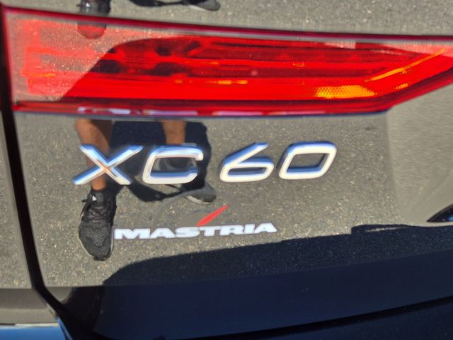 2025 Volvo XC60 B5 Plus photo 5