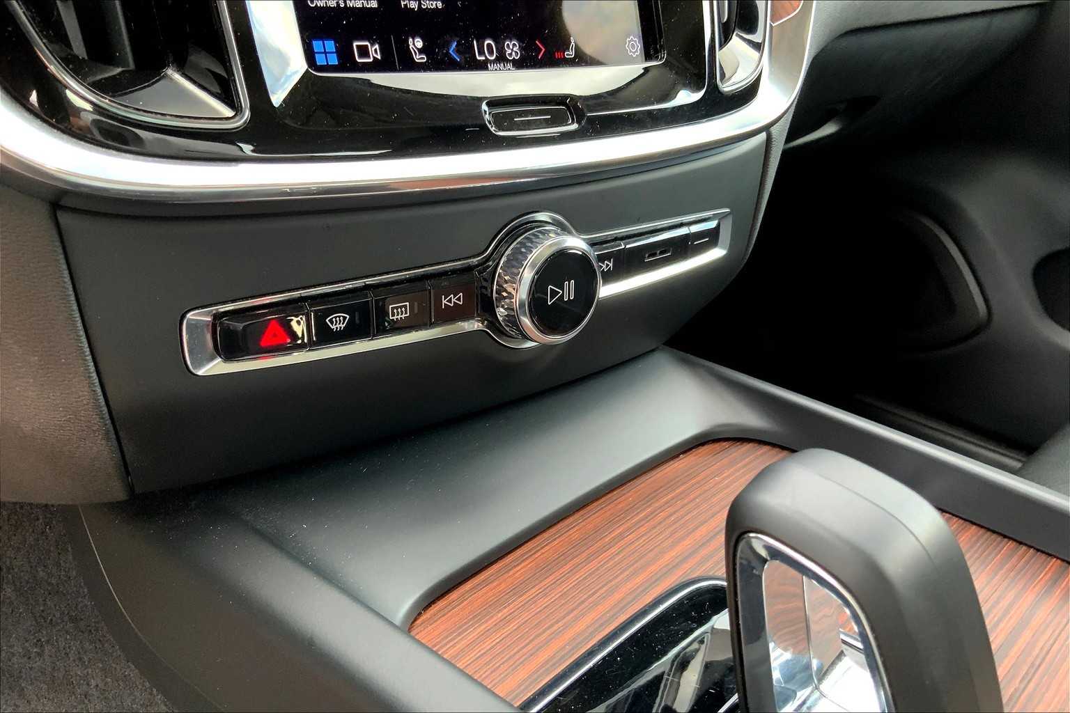 2024 Volvo S60 Plus photo 32