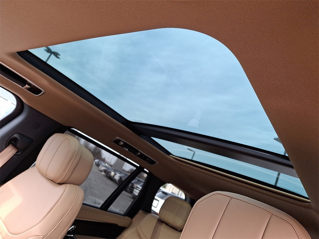 2025 Land Rover Range Rover SE photo 8