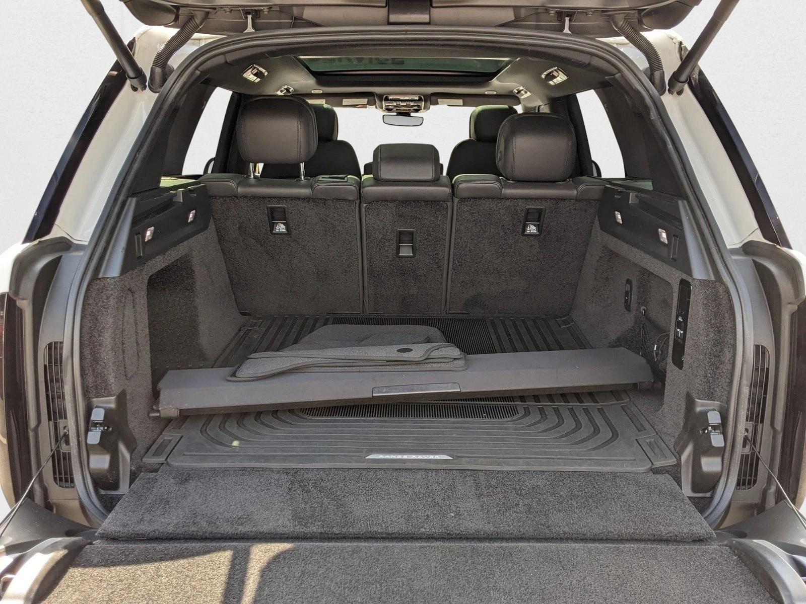 2023 Land Rover Range Rover SE photo 3