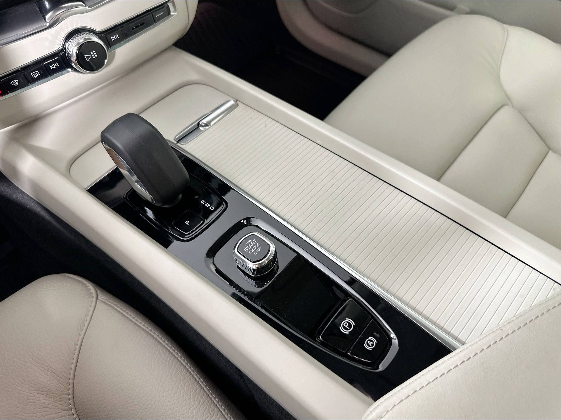 2023 Volvo XC60 B5 Core photo 15