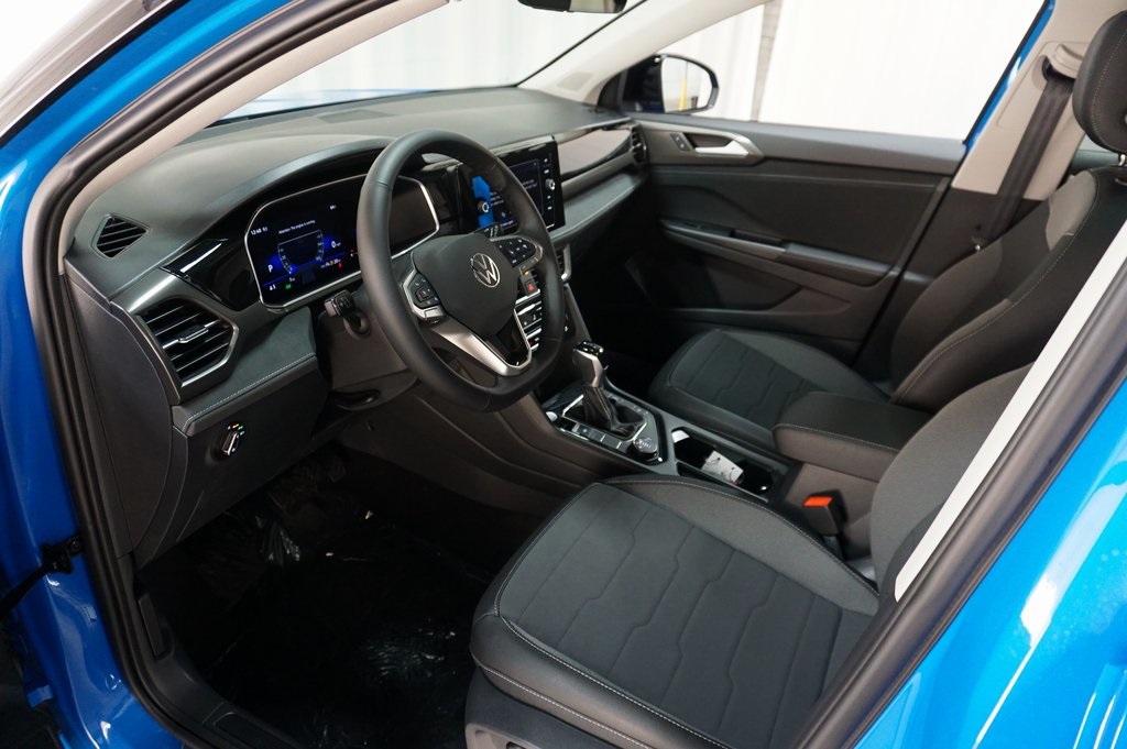 2025 Volkswagen Taos SE photo 8