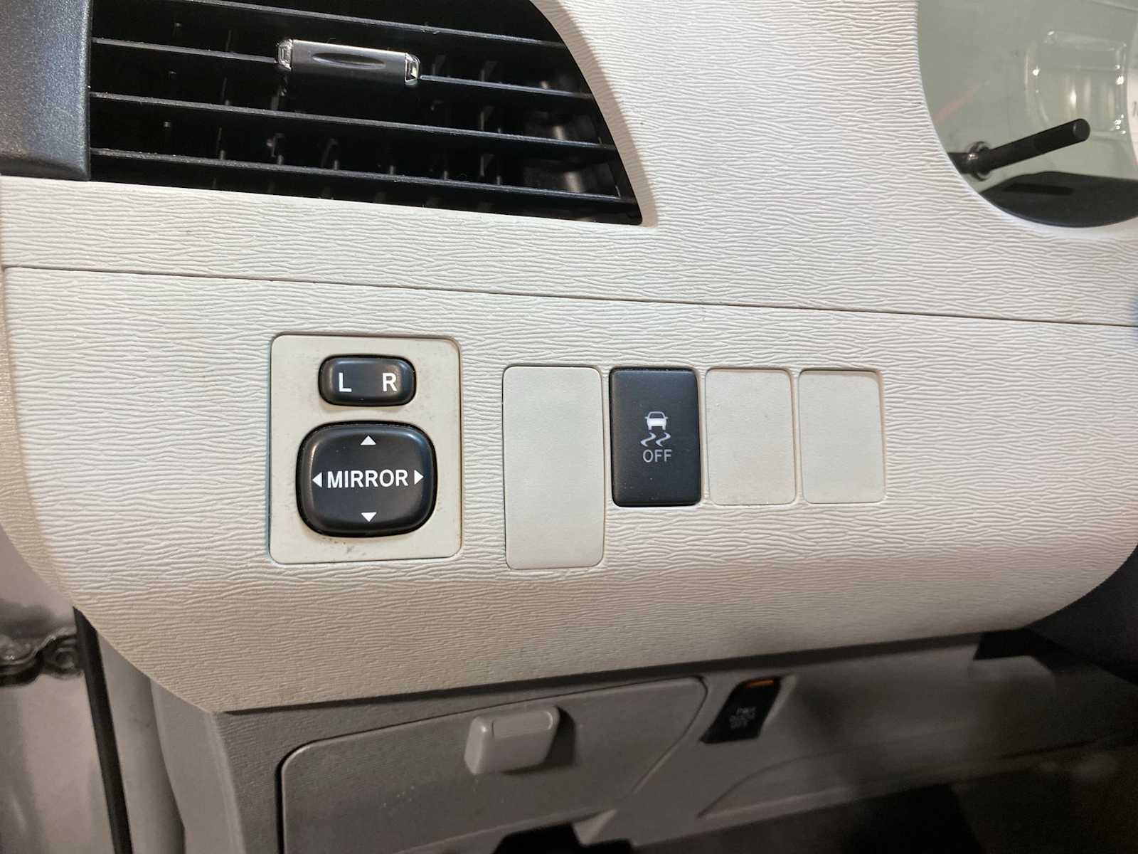 2011 Toyota Sienna SE photo 23