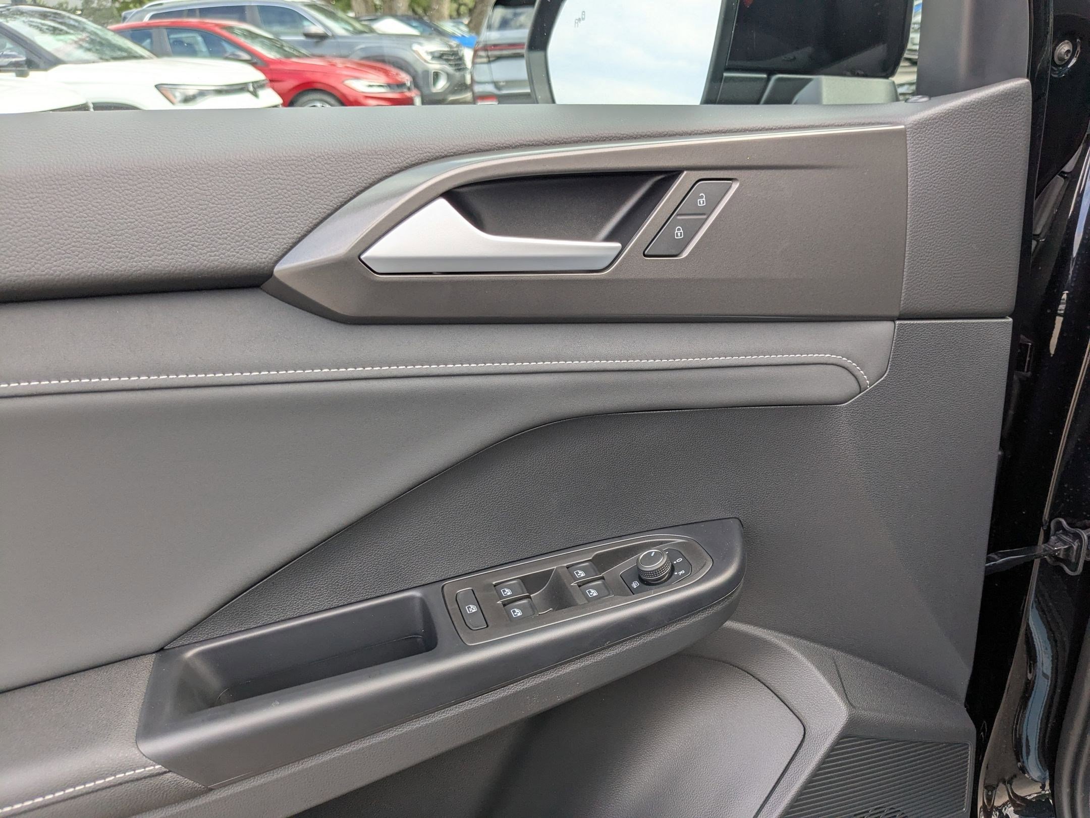 2025 Volkswagen Taos SE photo 3