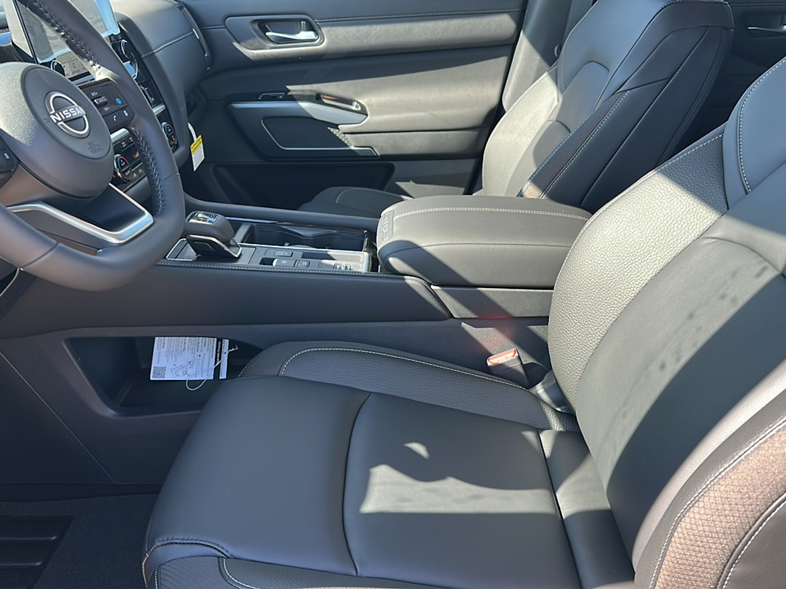 2025 Nissan Pathfinder SL photo 3