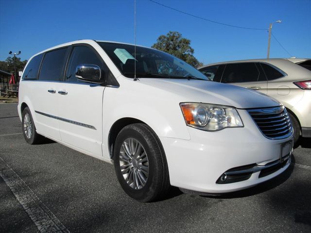 2016 Chrysler Town & Country Anniversary Edition's photo