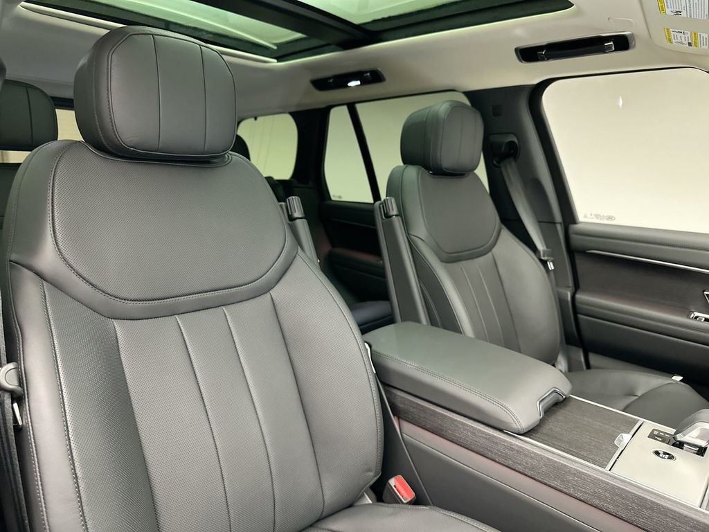 2025 Land Rover Range Rover SE photo 5