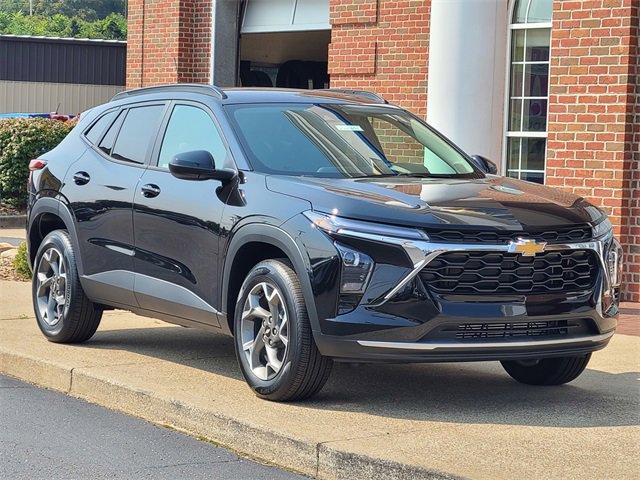 2025 Chevrolet Trax LT photo 2