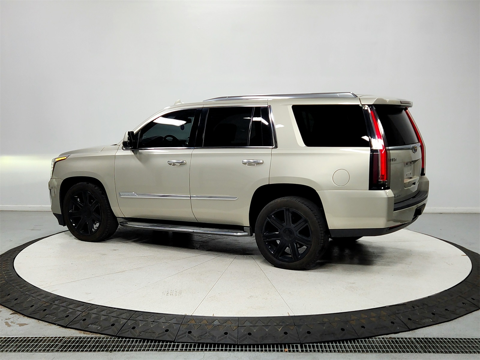 2015 Cadillac Escalade Luxury photo 3