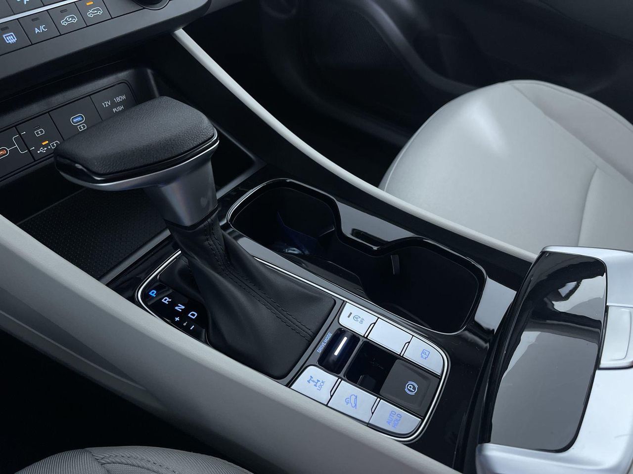 2025 Hyundai Tucson SE photo 18