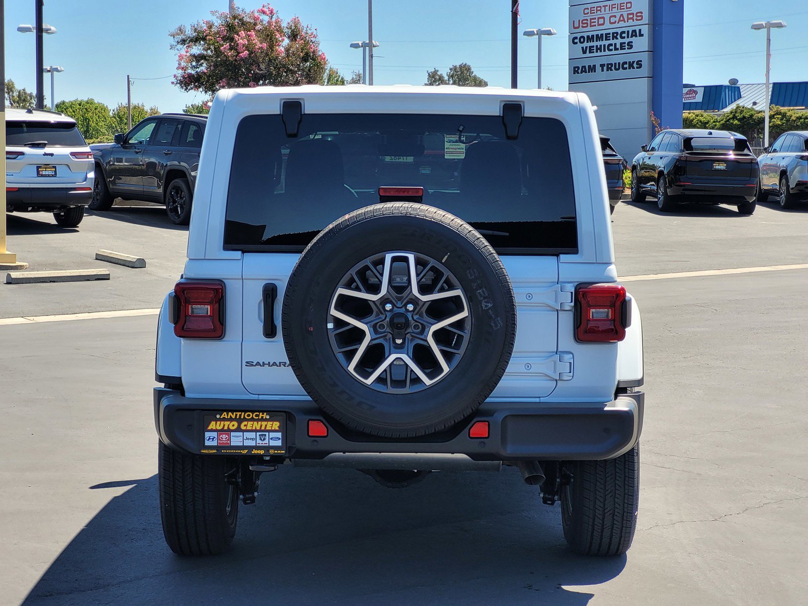 2025 Jeep Wrangler Sahara photo 4