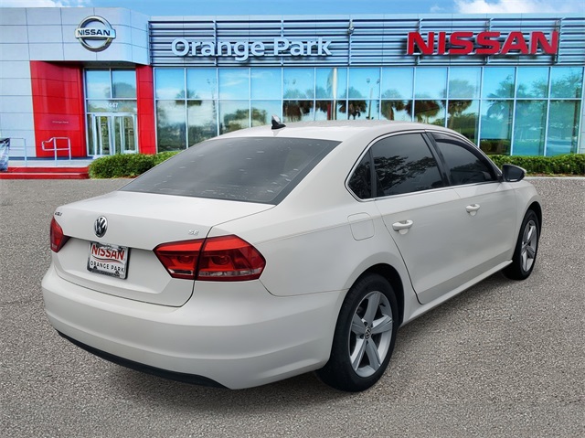 2012 Volkswagen Passat SE photo 2