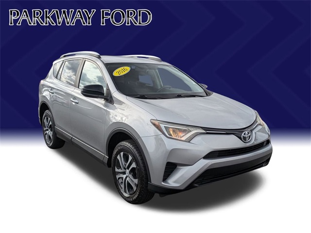 2016 Toyota RAV4 LE photo 3