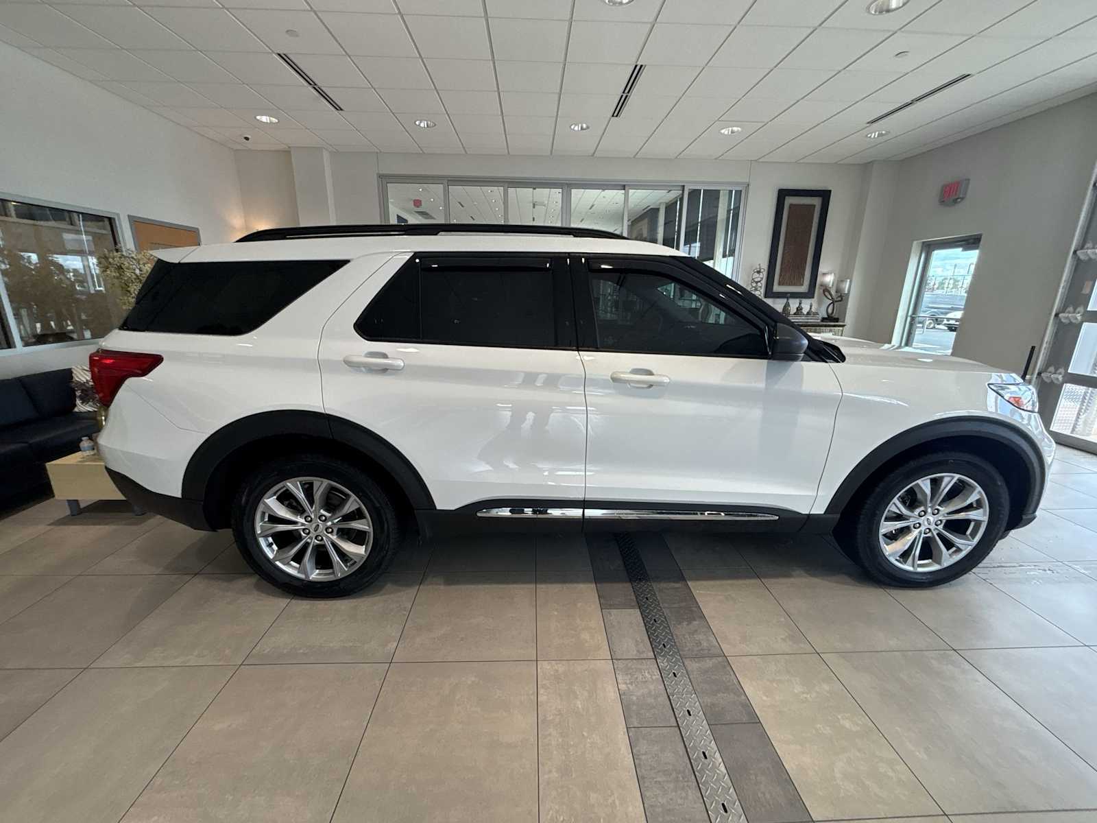 2023 Ford Explorer XLT photo 2