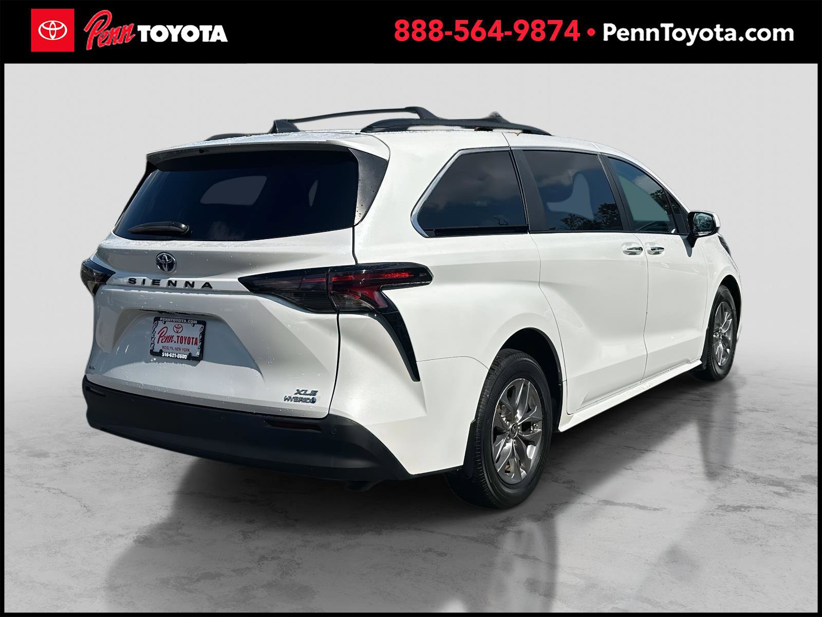 2023 Toyota Sienna XLE photo 3