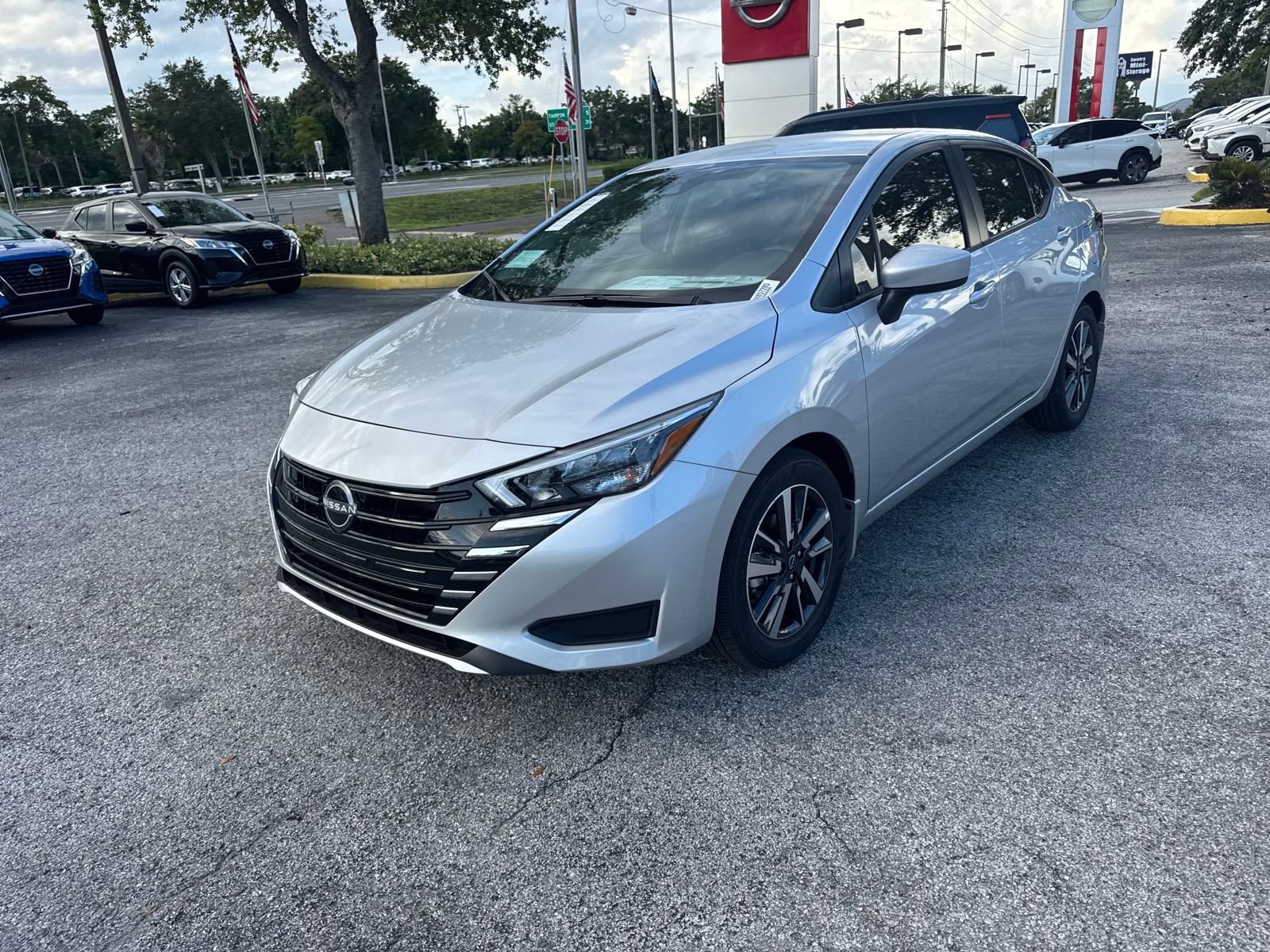 2025 Nissan Versa 1.6 SV photo 2