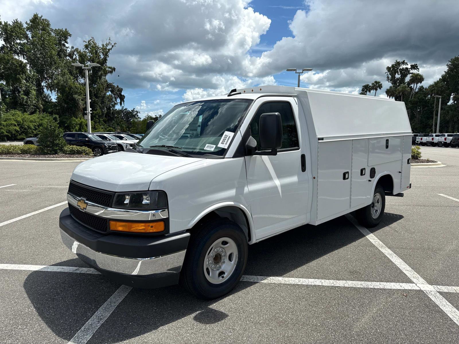 2025 Chevrolet Express Cutaway 3500 photo 10