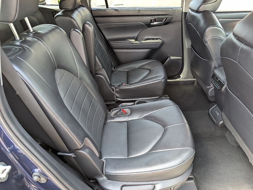 2022 Toyota Highlander XLE photo 16