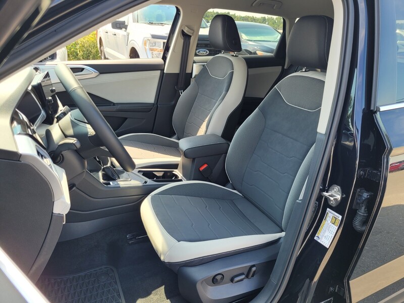 2025 Volkswagen Taos SE photo 3