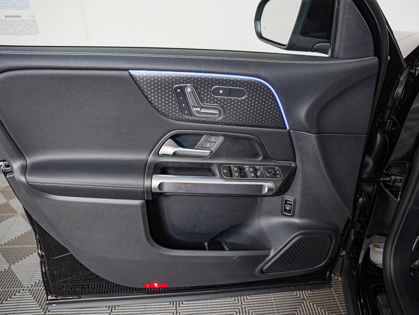 2025 Mercedes Benz GLB 250 photo 19