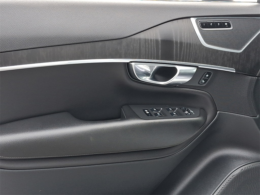 2020 Volvo XC90 T5 Momentum photo 13