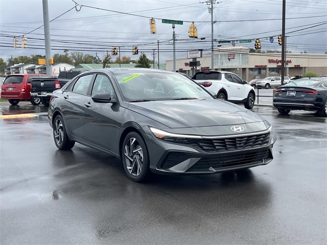 2025 Hyundai Elantra SEL Sport photo 3