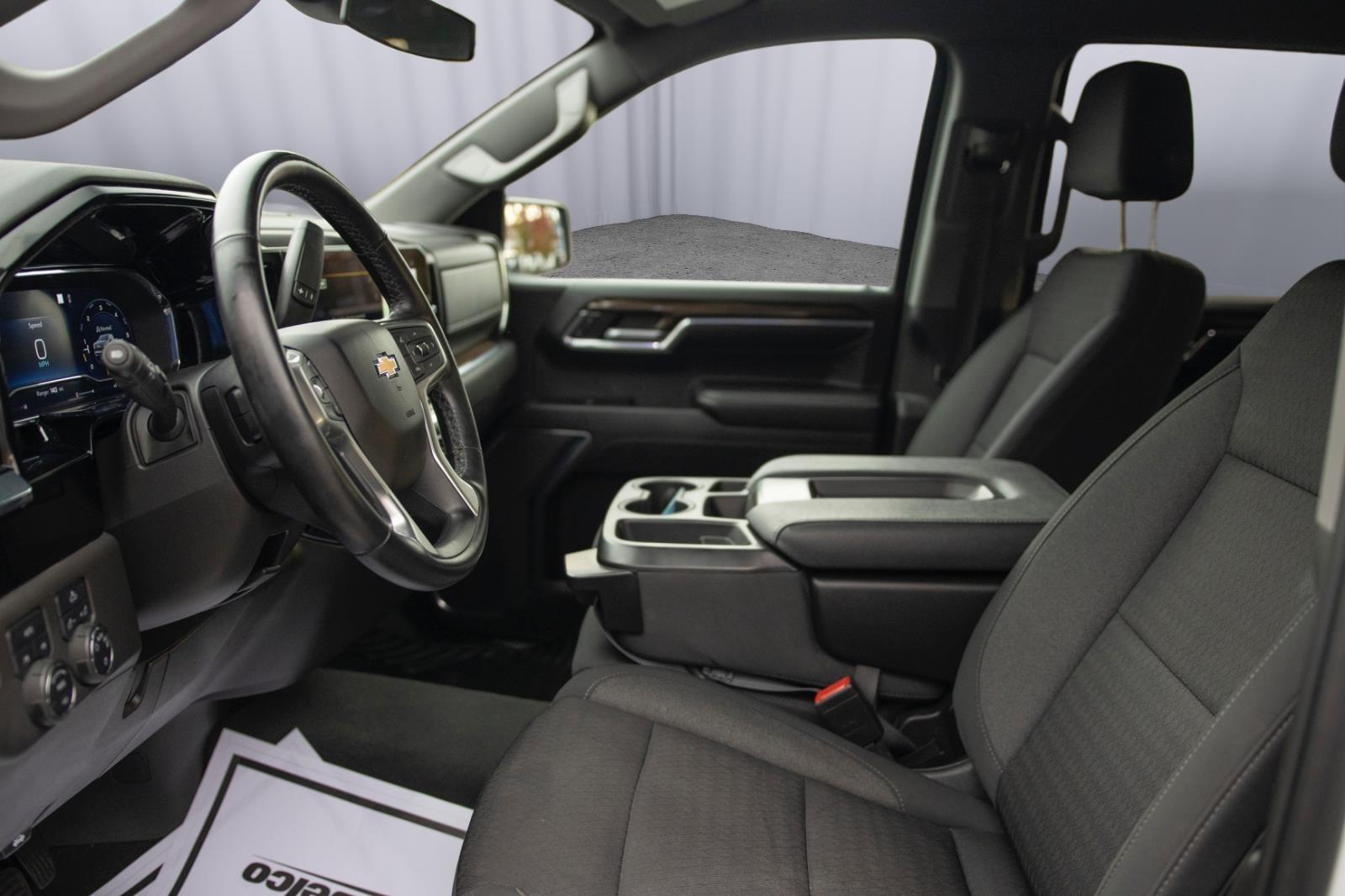 2023 Chevrolet Silverado 1500 LT photo 2