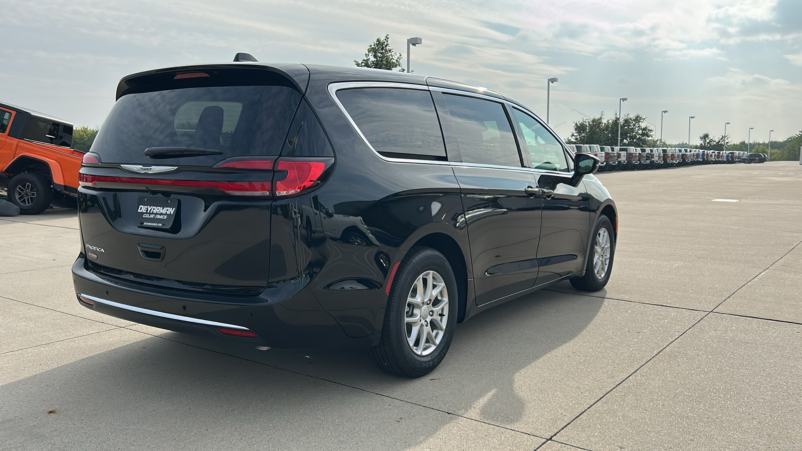 2026 Chrysler Pacifica photo 3