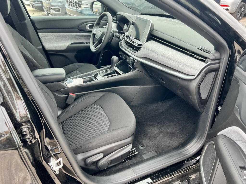 2025 Jeep Compass Sport photo 3