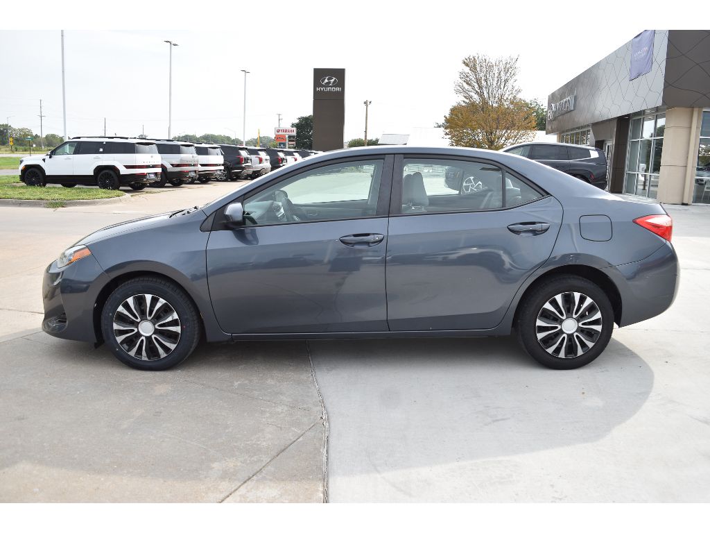 2019 Toyota Corolla LE photo 4