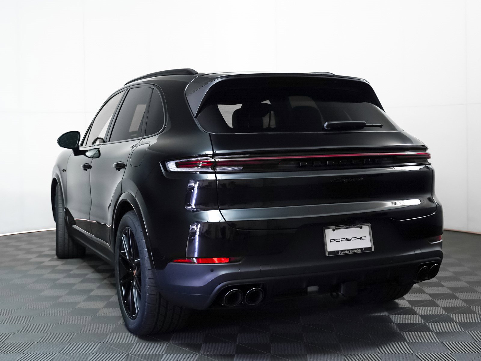 2025 Porsche Cayenne E-Hybrid photo 3