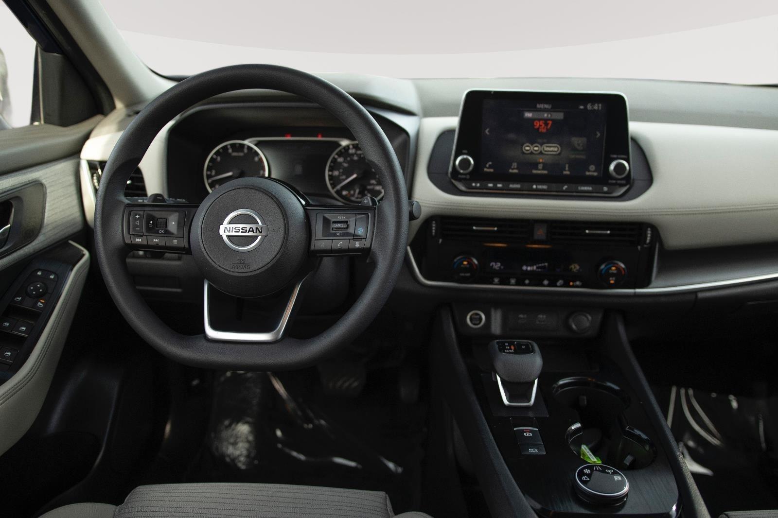 2021 Nissan Rogue SV photo 3