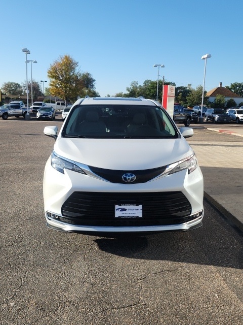 2023 Toyota Sienna XLE photo 6