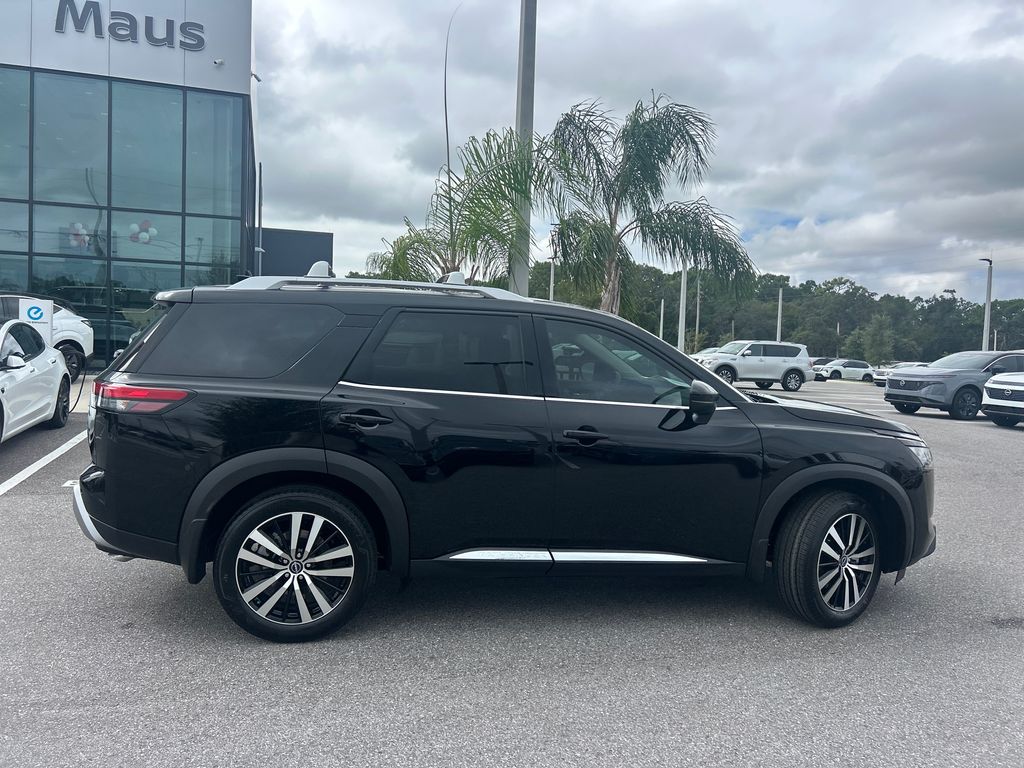 2025 Nissan Pathfinder Platinum photo 2