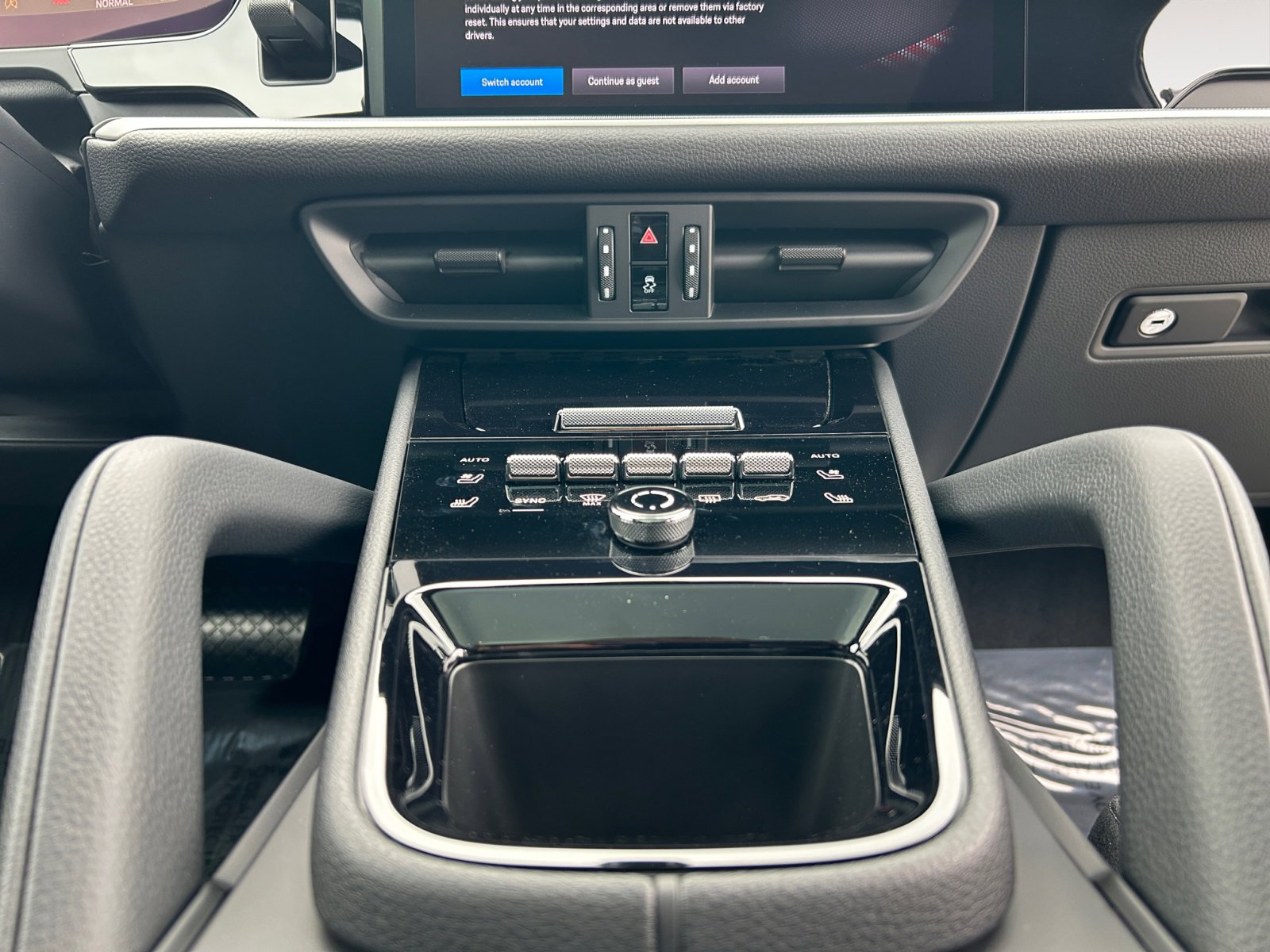 2025 Porsche Cayenne Coupe Base photo 11