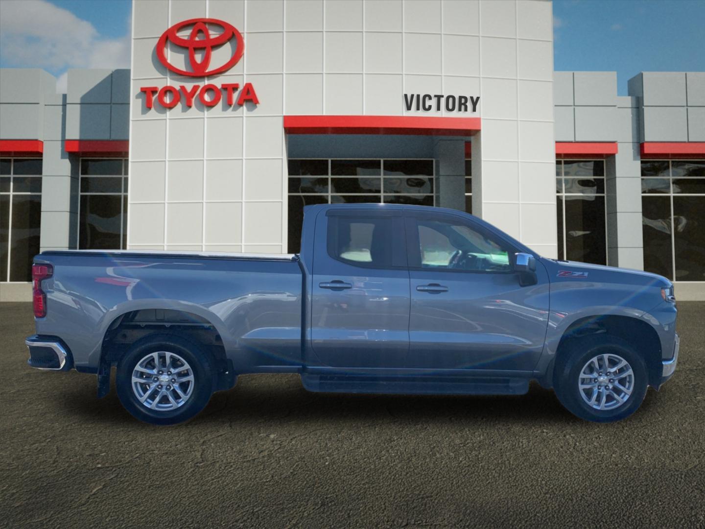 2019 Chevrolet Silverado 1500 LT photo 2