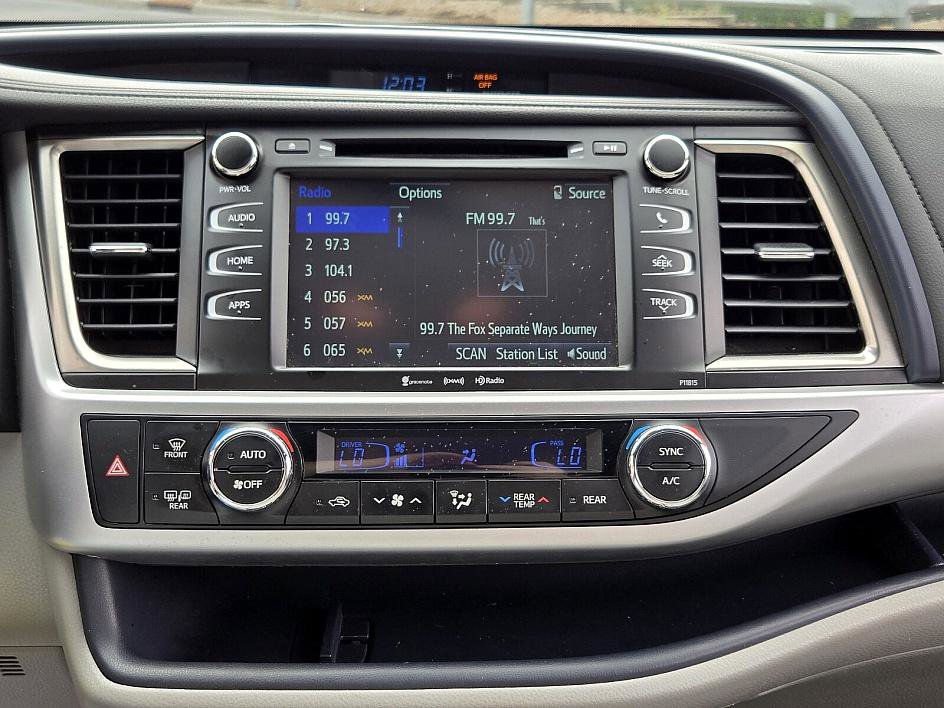2019 Toyota Highlander LE Plus photo 19