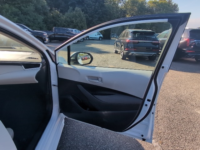 2025 Toyota Corolla LE photo 32
