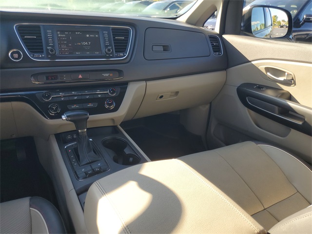 2017 Kia Sedona LX photo 8