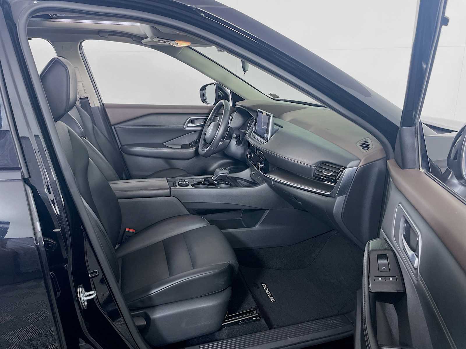 2021 Nissan Rogue SV photo 25