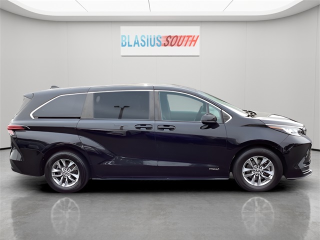 2021 Toyota Sienna LE photo 2