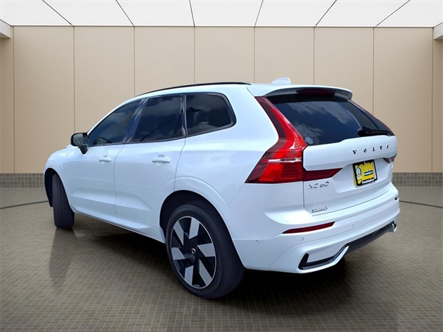 2025 Volvo XC60 Hybrid T8 Plus photo 4