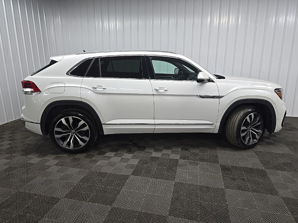 2022 Volkswagen Atlas Cross Sport V6 SEL Premium R-Line photo 2
