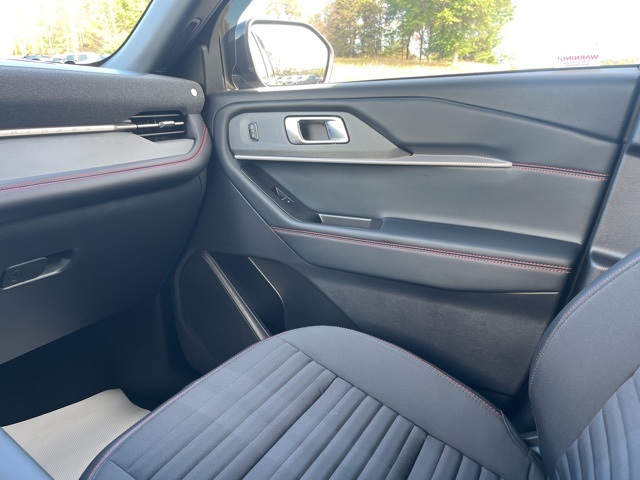 2025 Ford Explorer ST-Line photo 28