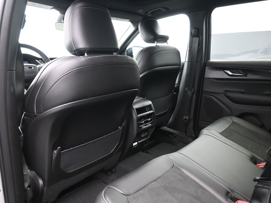 2025 Jeep Grand Cherokee Laredo Altitude photo 3