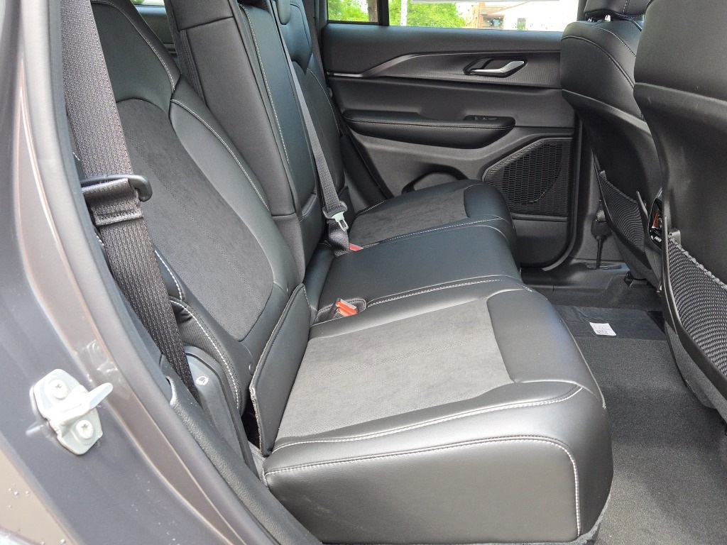 2025 Jeep Grand Cherokee Laredo photo 10