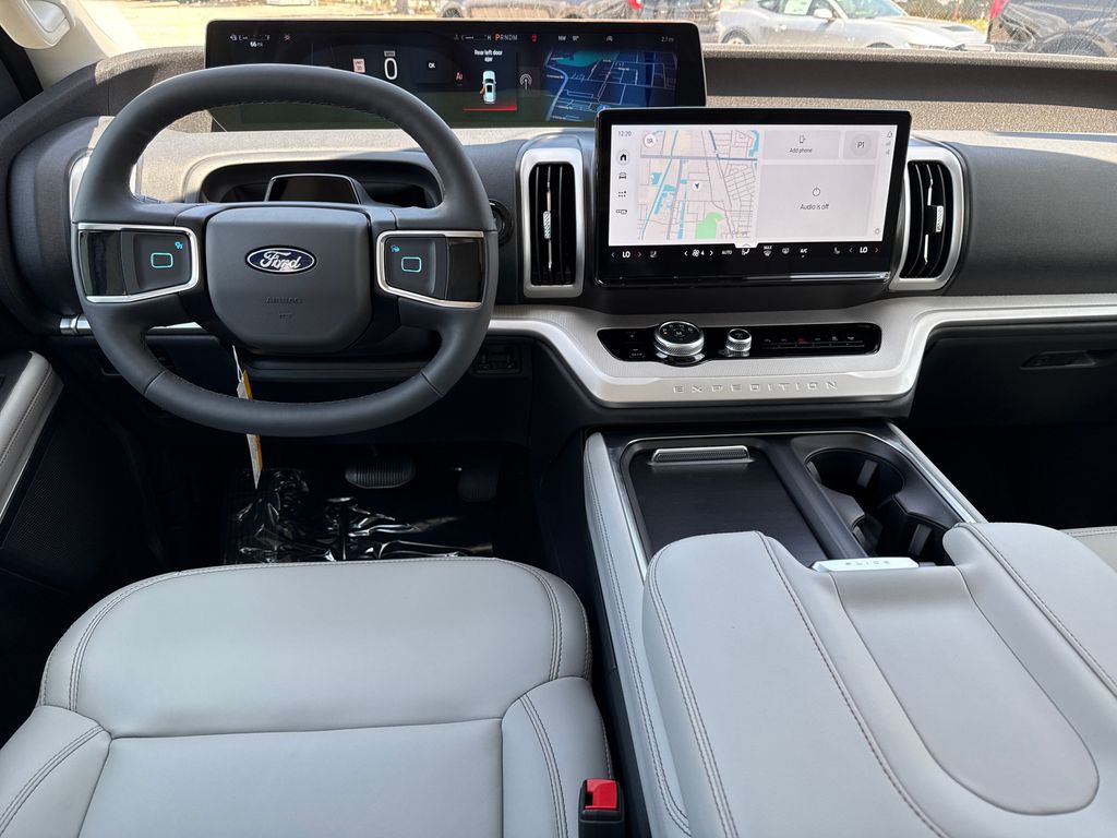 2025 Ford Expedition photo 4