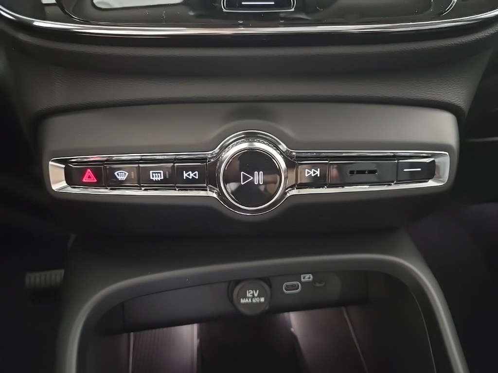 2026 Volvo XC40 Plus photo 14
